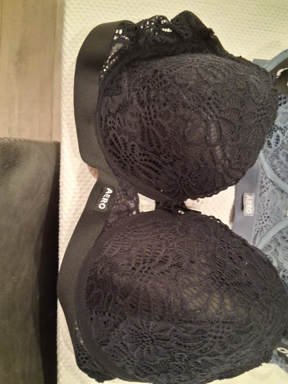 2 Bras - Picture 3 of 8